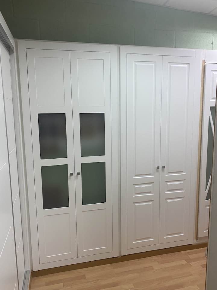 Exposición de puertas en Huelva