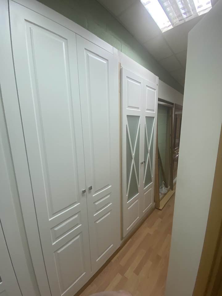 Exposición de puertas en Huelva