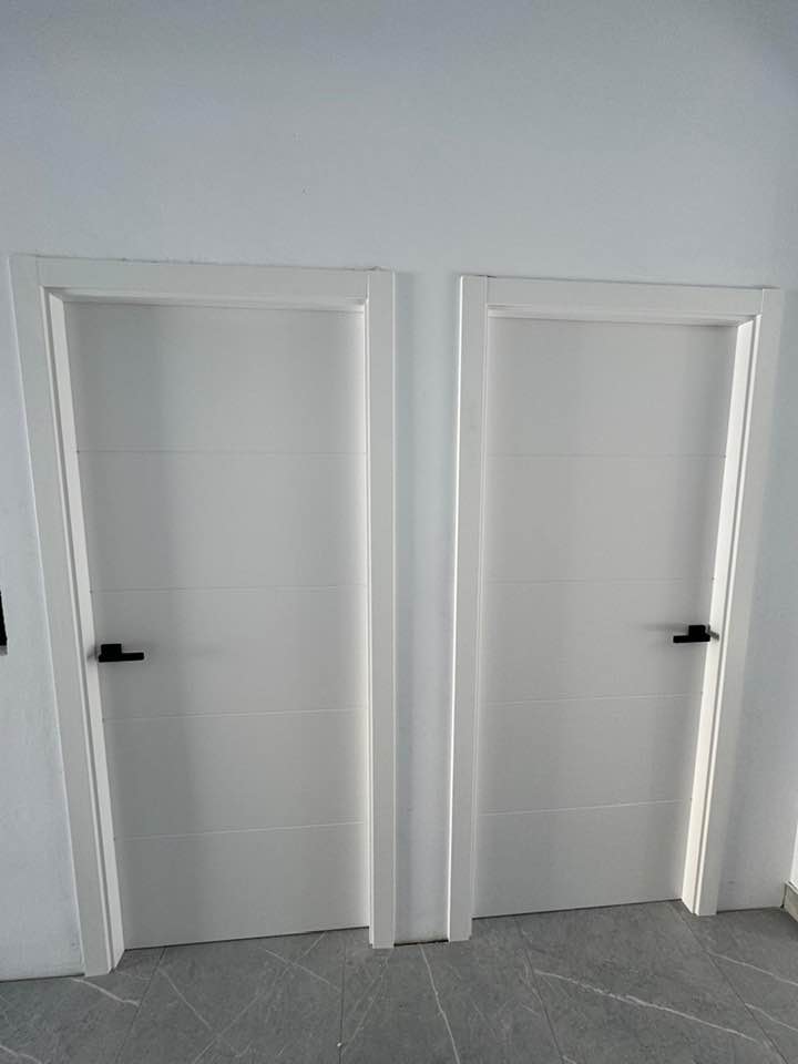Exposición de puertas en Huelva