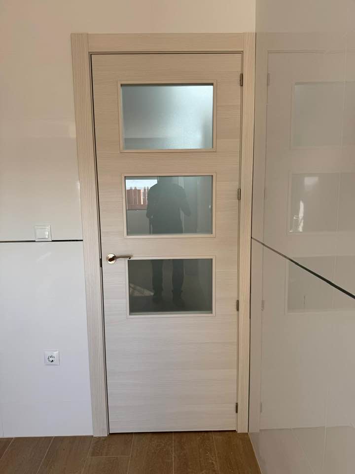 Exposición de puertas en Huelva
