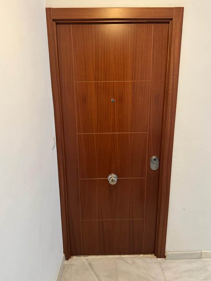 Exposición de puertas en Huelva