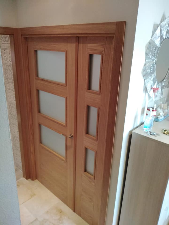 Exposición de puertas en Huelva