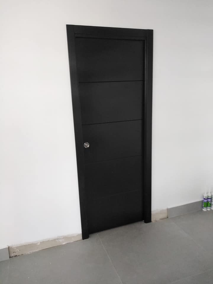 Exposición de puertas en Huelva